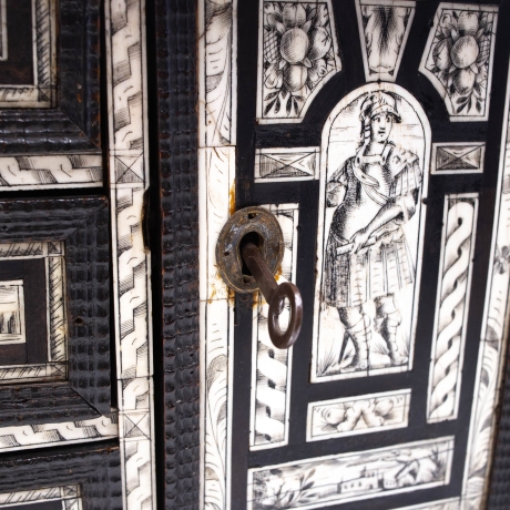 Monetiere in legno ebanizzato e intarsio in osso, Epoca '800 image 4