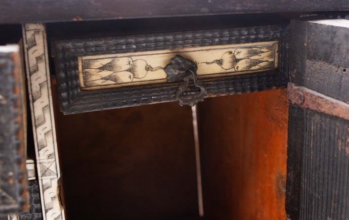 Monetiere in legno ebanizzato e intarsio in osso, Epoca '800 image 10