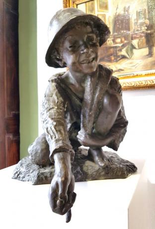 Dettaglio Scultura in Bronzo di Enrico Astorri "Spazzacamino" h 57 cm